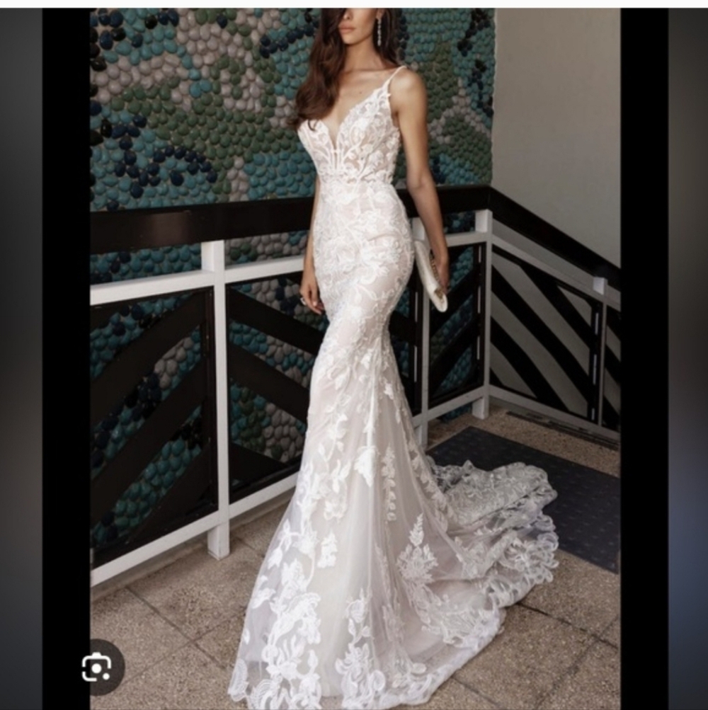 Elegant Ivory Lace Evening Gown